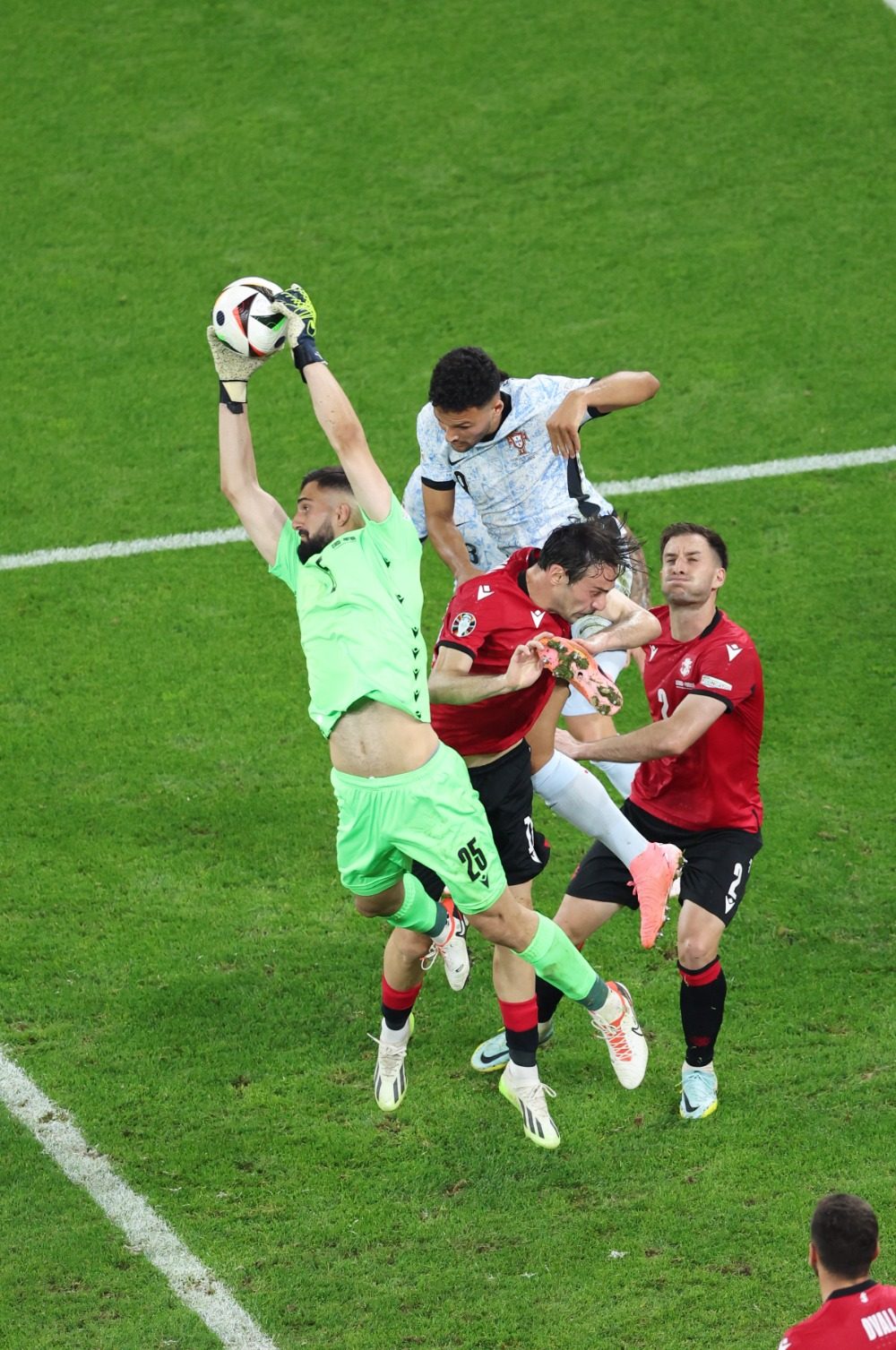 博彩平台排名-欧洲杯比赛连场较量，球员拼搏精神感人至深的简单介绍