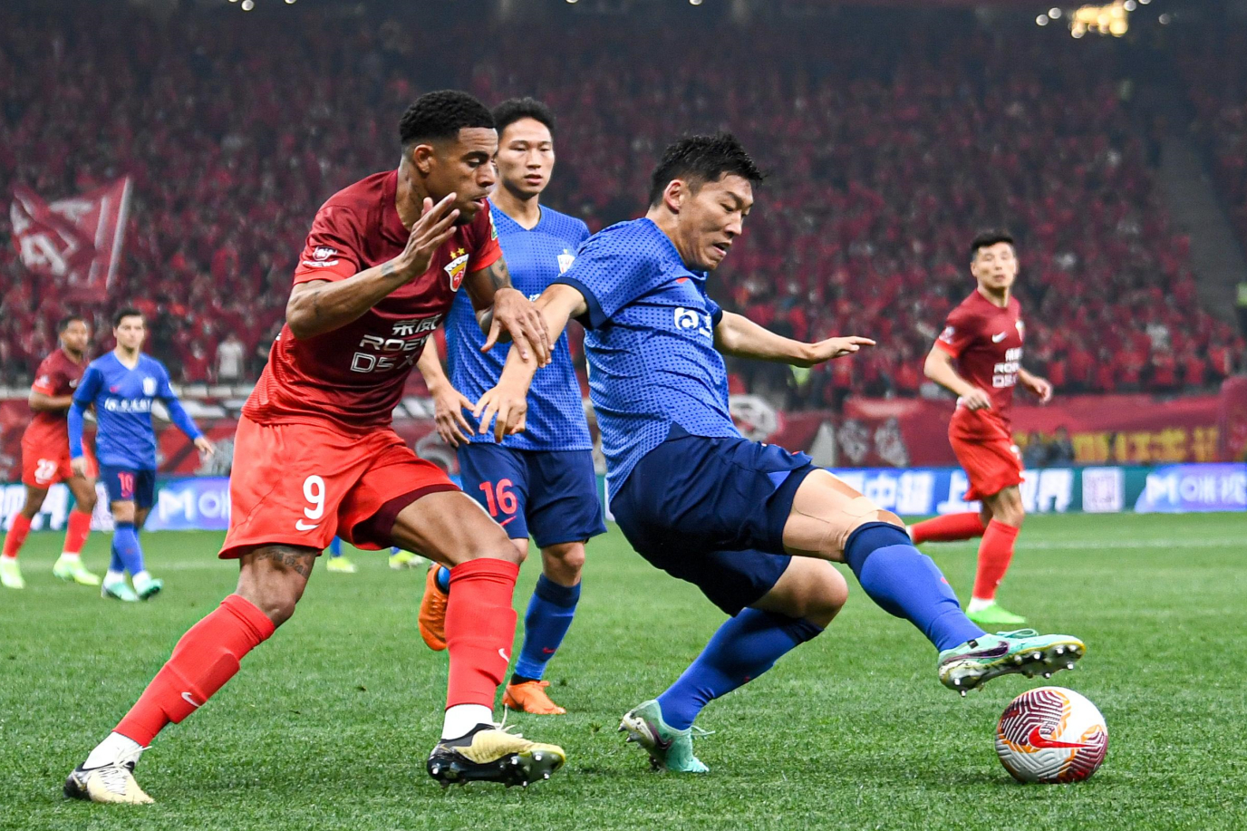 赌博网站-激情碰撞！各路豪强将在足球场上展开巅峰较量！(向着炮火前进全集播放)